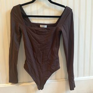 Aritzia babaton Seamless longsleeve squareneck bodysuit, brown, size S